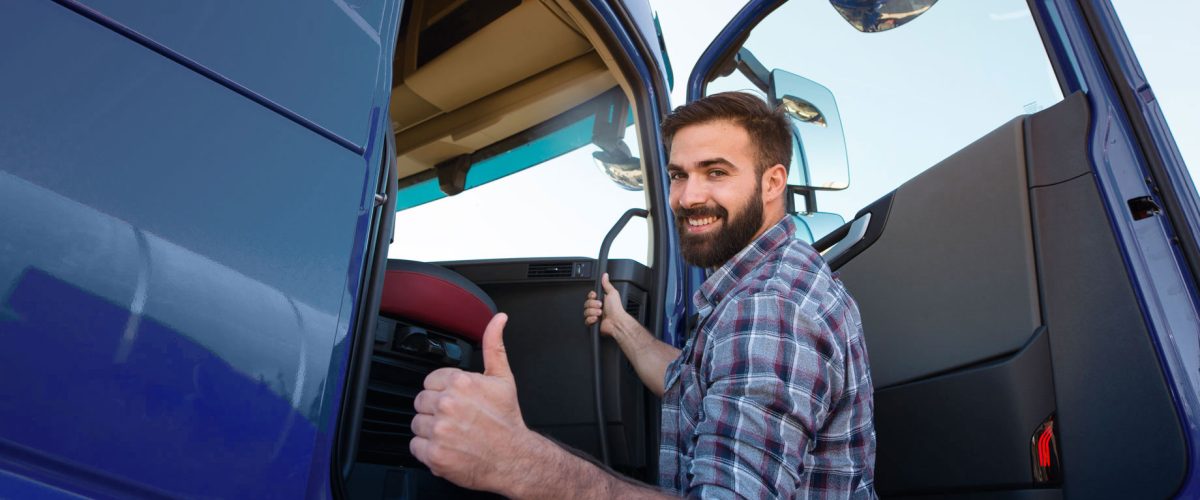 conductor-camion-profesional-que-ingresa-su-vehiculo-largo-camion-levanta-pulgares